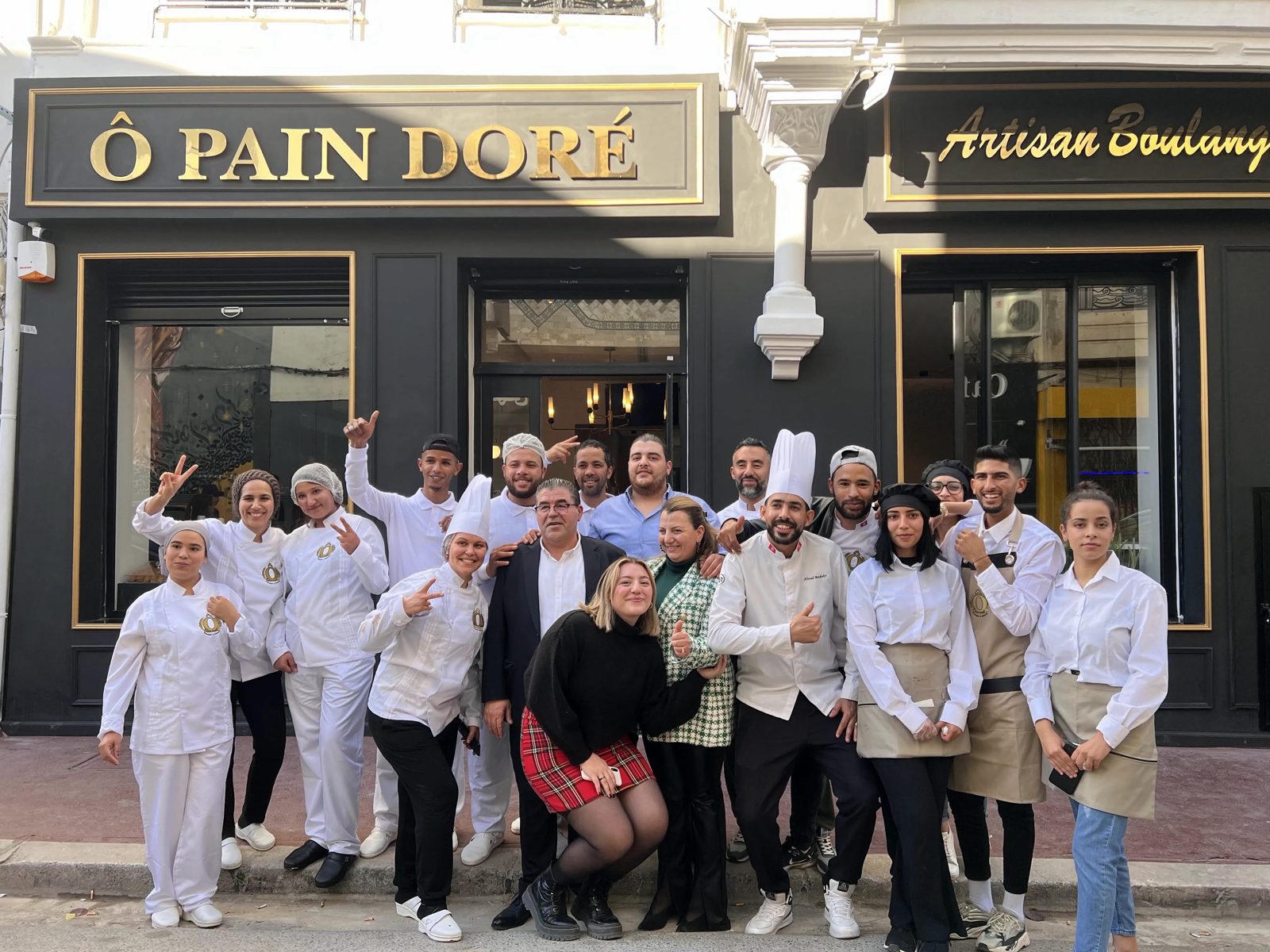 L'équipe d'Ô Pain Doré devant la boutique, 35 rue Garibaldi à Tunis
